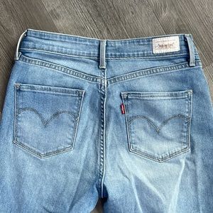 Levi’s Hi-Rise Skinny Light Wash Jeans size 4/27